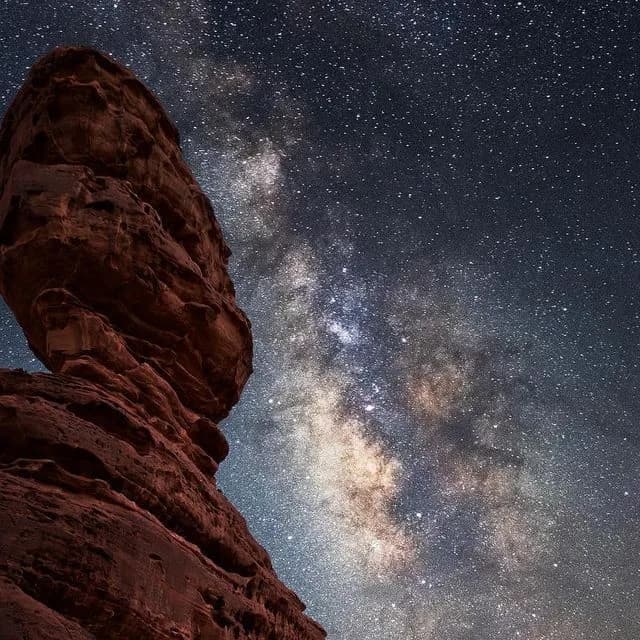 الحجر ينام، والسماء تستيقظ